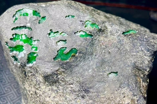 翡翠原石皮壳怎么样 买黑皮翡翠原石怎么样
