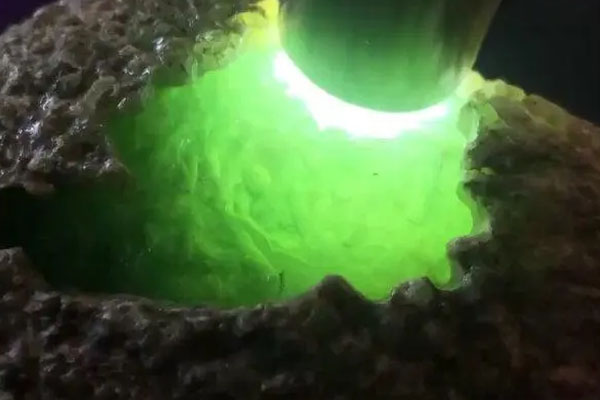 莫基湾豆种翡翠原石特点 豆种翡翠原石好吗？