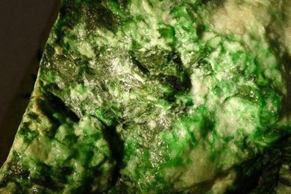 翡翠原石上的癣和松花的区别 藓和松花是什么？