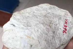 白色翡翠原石是哪个场口 白色翡翠原石有什么特征