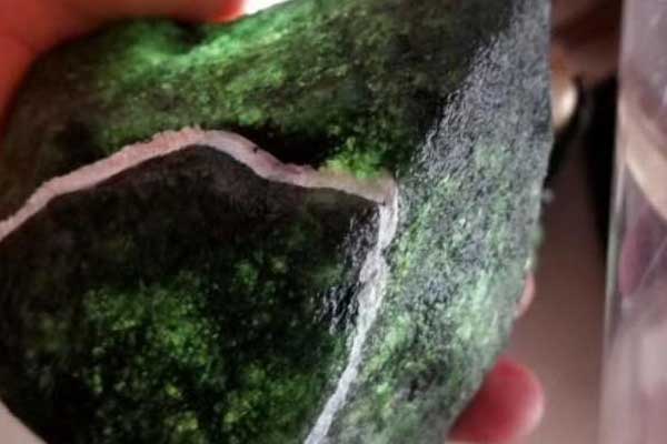 切出来的翡翠原石如何保养？翡翠原石正确保养方法