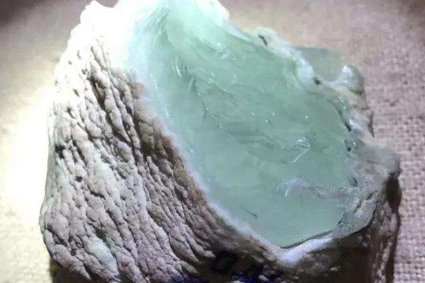 翡翠原石白冰价格多少 翡翠原石白冰怎么挑选