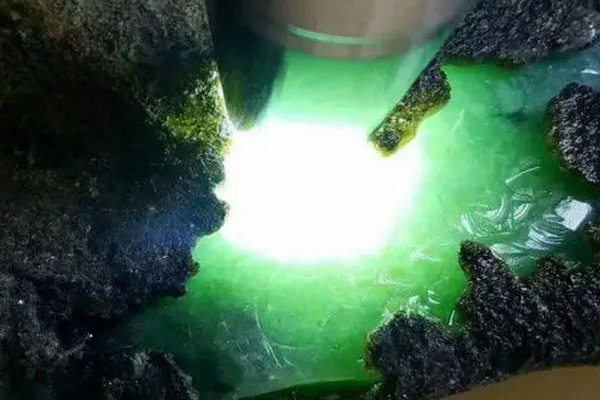 弥漫翡翠原石特点有哪些 翡翠原石哪个场口料子好