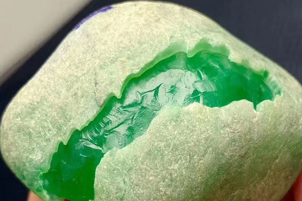 大的翡翠原石价格 大块的翡翠原石价格贵吗？