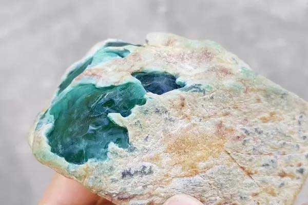 中国哪里的翡翠原石最多 中国最大的翡翠原石交易市场在哪