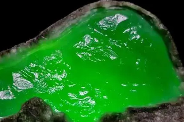 翡翠原石和水晶的价格多少 翡翠原石和水晶有什么区别