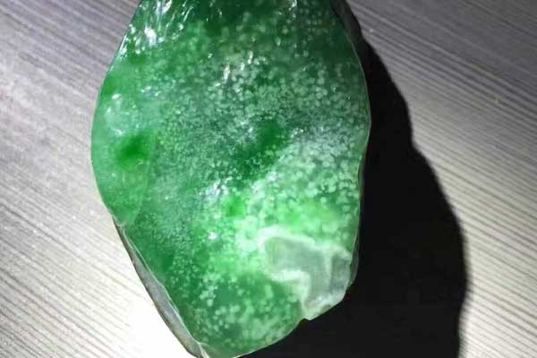 翡翠原石如何看是否有棉 翡翠原石棉对品质的影响