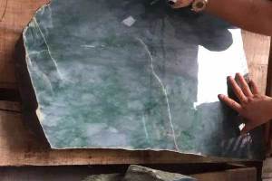 出土翡翠原石价格 刚出土的翡翠原石怎么看价格