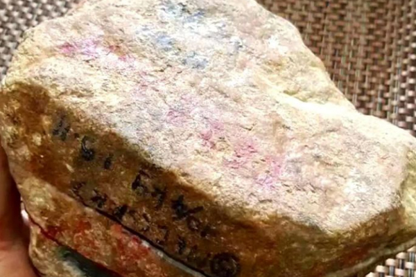 黄皮木那翡翠原石价格多少 木那翡翠原石有什么特点