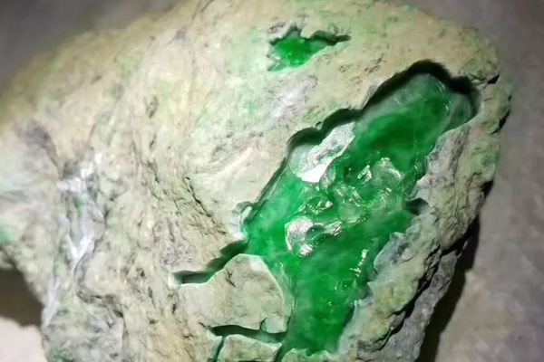怎样辨认翡翠原石 怎样鉴别翡翠原石