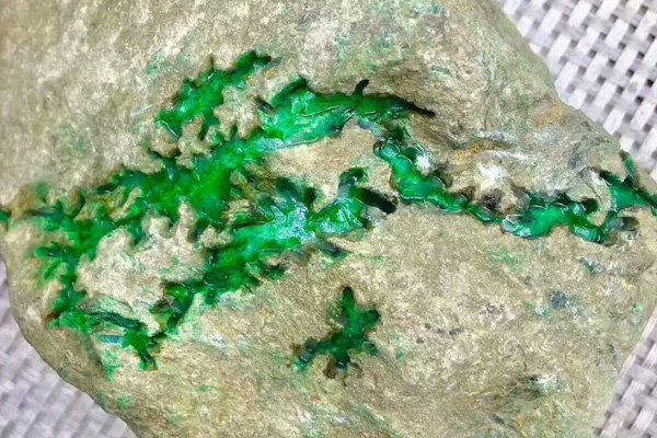 昆明原生无皮石翡翠原石怎么挑选？看完你就知道了