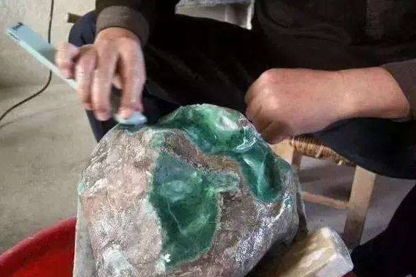 哪有加工翡翠原石 翡翠原石如何加工