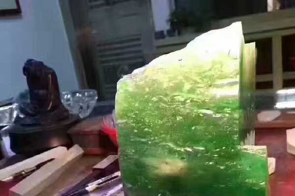 翡翠原石冰种肉质特点 冰种翡翠原石详解
