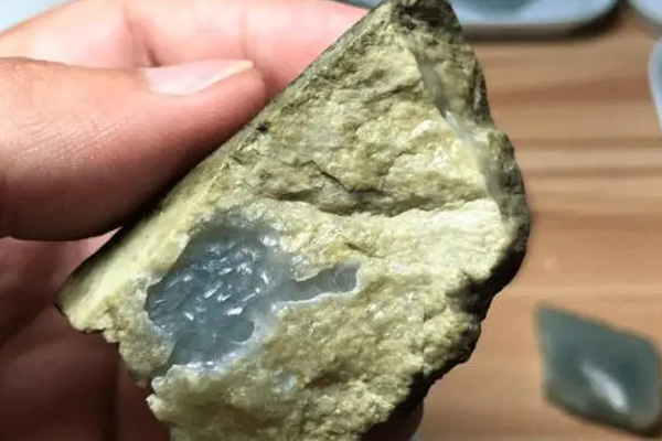 小块翡翠原石怎么辨别？看完文章你就明白了