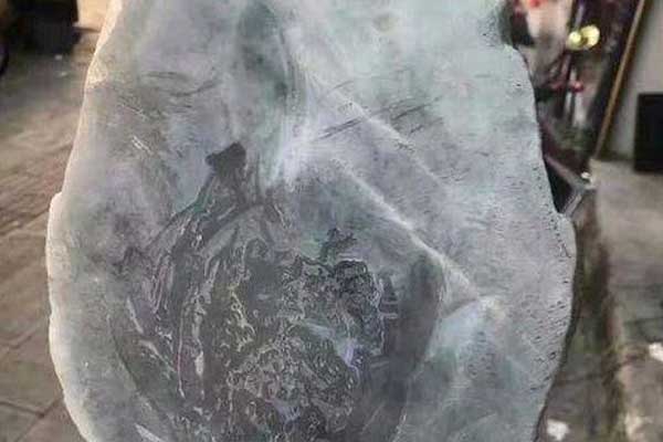 翡翠原石莫湾基的皮壳有哪些 莫湾基翡翠原石皮壳特点
