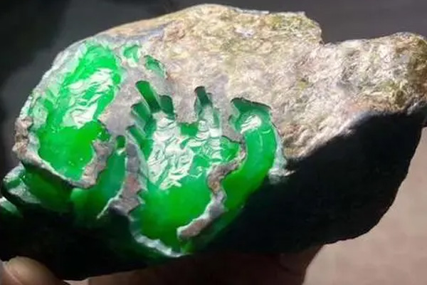 翡翠原石皮壳翻砂特点有哪些 翡翠原石常见有哪些皮壳