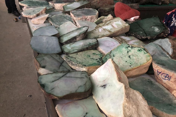 翡翠原石到哪里进货的 翡翠原石加工基地在哪