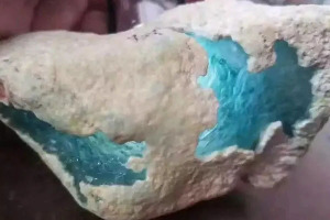 昆明翡翠原石的价格 昆明翡翠原石多少钱一斤