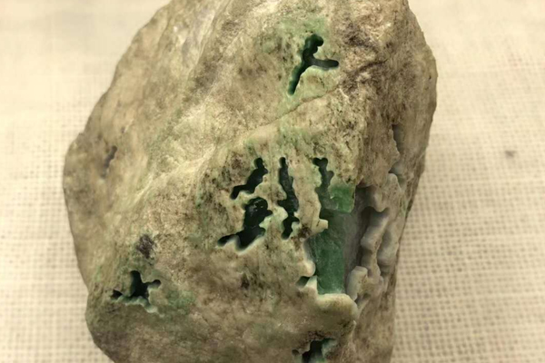 翡翠原石有哪些老坑 翡翠原石老坑和新坑的区别
