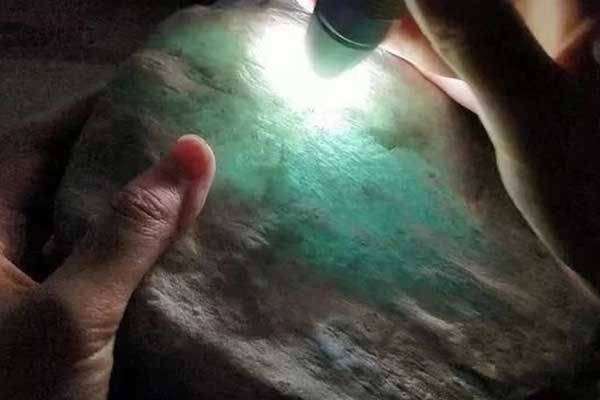 帝王绿高冰翡翠原石什么价格 帝王绿高冰翡翠原石多少钱