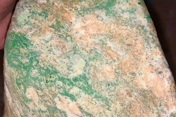 翡翠原石高糯化的怎么样 高糯化翡翠价格