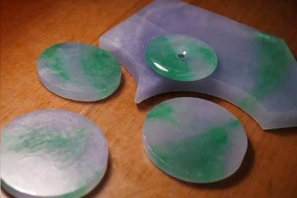 上海翡翠原石加工手镯价格行情 翡翠手镯是怎样加工的？