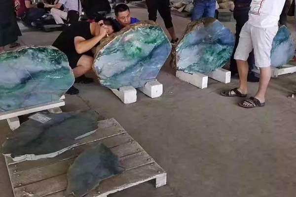 上海翡翠原石去皮去哪里 翡翠原石在家怎么去皮