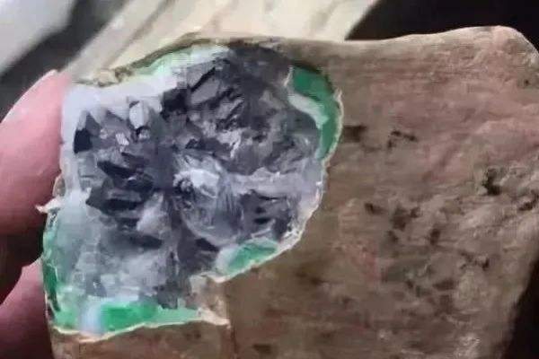 翡翠原石有哪些作假方法 翡翠原石怎么样鉴定真假