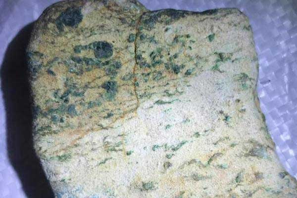 南齐翡翠原石上的松花特点 翡翠原石的松花分类