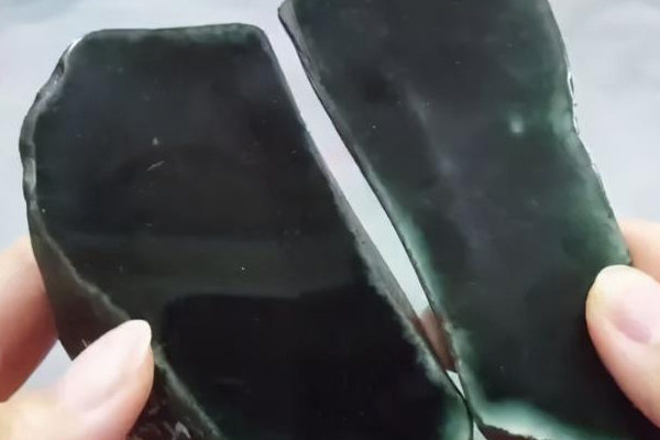 翡翠黑皮原石价格多少 买翡翠黑皮原石好不好