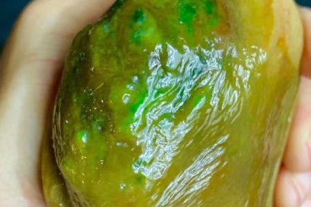 翡翠蜜蜡原石哪个好 它们有什么区别？