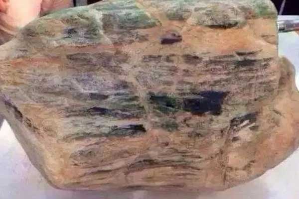 翡翠原石如何开料 翡翠原石开料要注意什么？