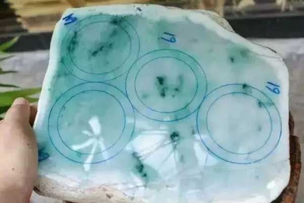 到哪里能捡到翡翠原石 翡翠原石在哪里出产？