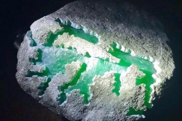 缅甸翡翠普通原石价格 缅甸翡翠普通原石多少钱