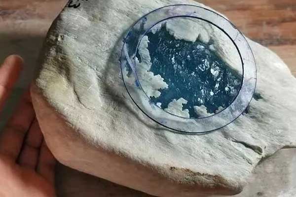 德龙翡翠原石价格 德龙市场的翡翠原石多少钱？