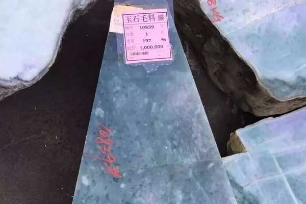 大块翡翠玉原石的价格 大块的翡翠原石多少钱？