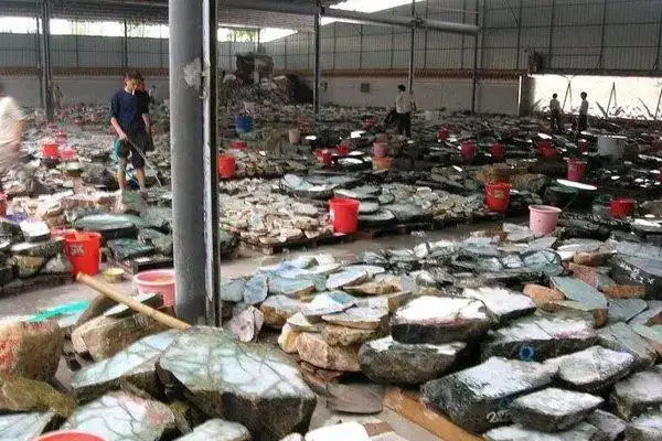 贵州哪里有翡翠原石加工 翡翠去哪里加工最好