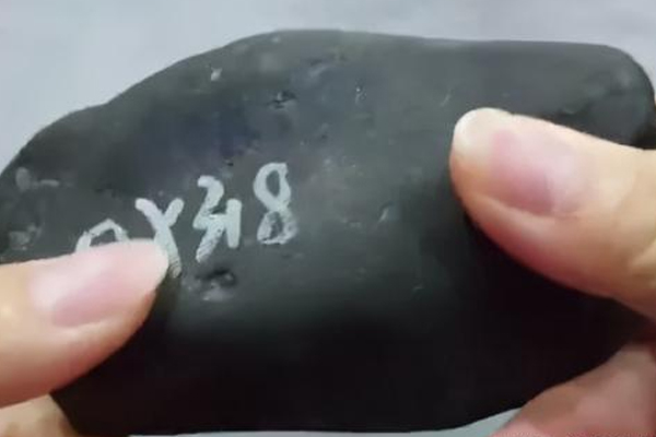 莫湾基翡翠色料原石的特点 莫湾基翡翠原石有啥特点