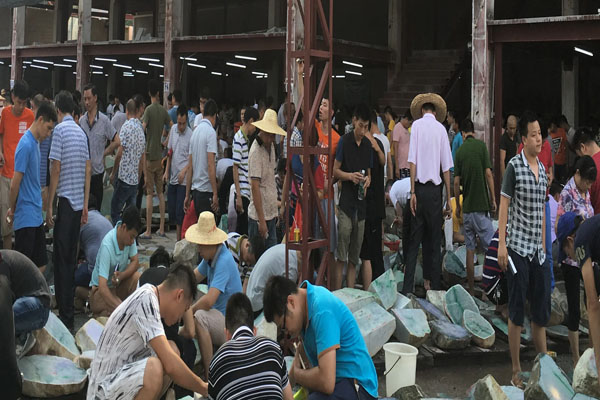 中国哪里赌翡翠原石 国内赌石去哪里好