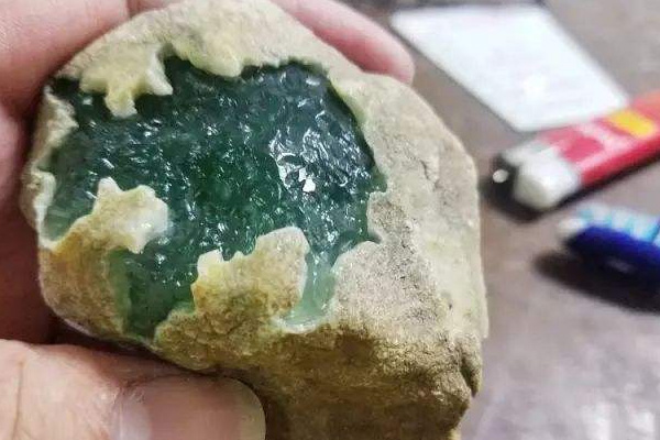 南齐翡翠原石特点 南齐翡翠原石好不好