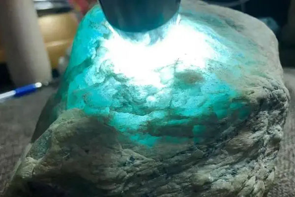 怎样看翡翠原石达到冰种级别 翡翠原石怎么看冰