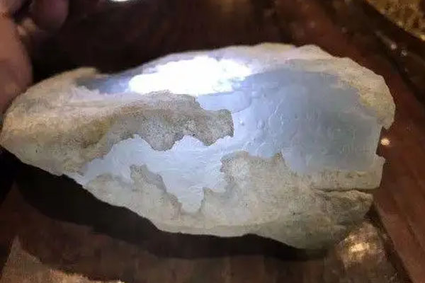 昆明玻璃种翡翠原石哪里买 玻璃种翡翠的价格