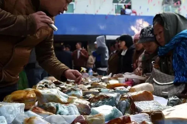 云南哪里能买翡翠原石 云南翡翠市场在哪