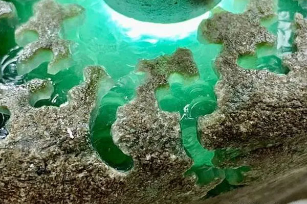 南齐翡翠原石打灯哪种表现比较好 南齐翡翠原石的打灯表现