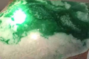 价格低的翡翠原石剥皮值钱吗 怎么看翡翠原石值不值钱？