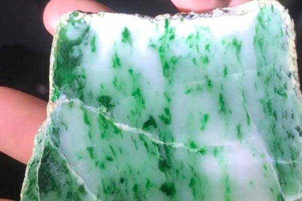一吨翡翠原石切开后价格 切开的翡翠原石怎么看价格