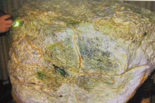 翡翠原石在哪里挖的到 翡翠原石有几个产地？