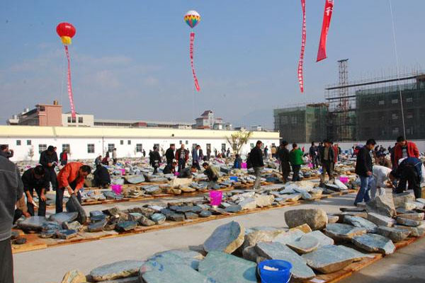 揭阳玉器翡翠原石哪里买 揭阳翡翠原石交易市场在哪里