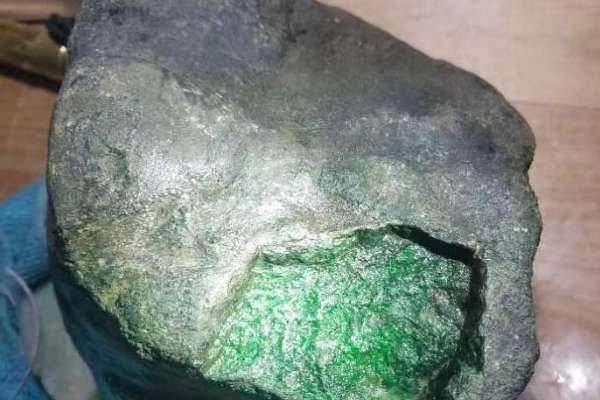 成都翡翠原石毛料价格 翡翠原石毛料多少钱一斤