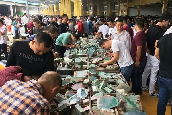 贵州哪里收翡翠原石 回收翡翠原石去哪里